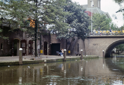 834873 Gezicht op de werf aan de Oudegracht te Utrecht, ter hoogte van de Viebrug.